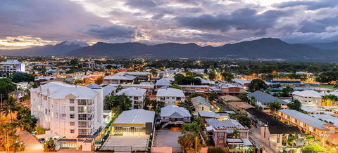 Rydges Esplanade Resort Cairns - Lightning Ridge Tourism 3