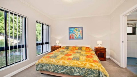 Saltwater Accom Holidays - Lightning Ridge Tourism 3
