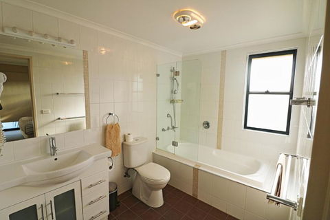 Saltwater Apartments - Lightning Ridge Tourism 3