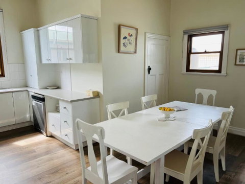 Saltwater Bungalow - WiFi - Lightning Ridge Tourism 3
