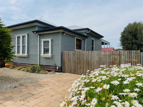 Saltwater Bungalow - WiFi - Lightning Ridge Tourism 0