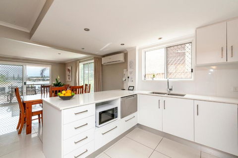 Saltwater Villas - Pet Friendly Accommodation - Lightning Ridge Tourism 3