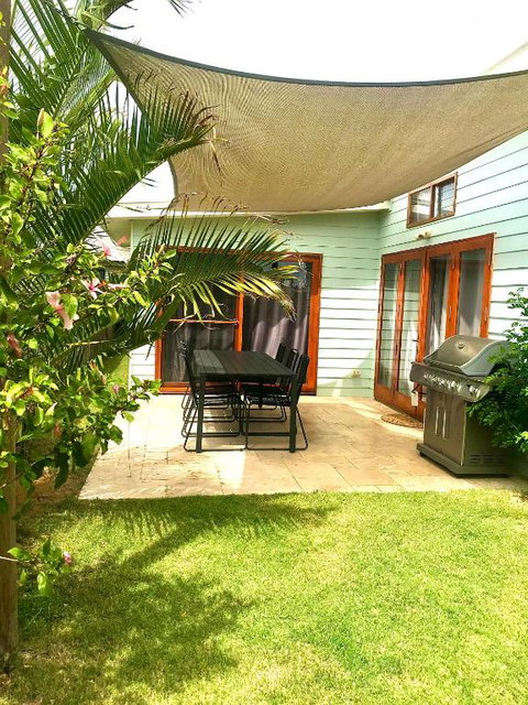 Salty Blue Beach House - Lightning Ridge Tourism 0