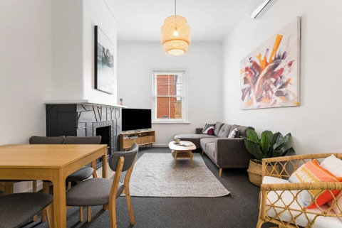 Salty Pines - 3BR House Glenelg South - Lightning Ridge Tourism 0