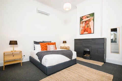 Salty Pines - 3BR House Glenelg South - Lightning Ridge Tourism 1