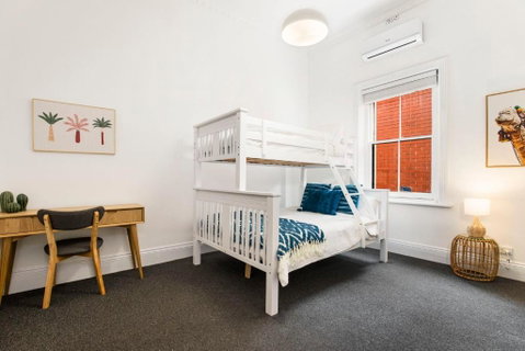 Salty Pines - 3BR House Glenelg South - Lightning Ridge Tourism 3