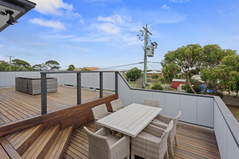 Sanctuary Lodge By Ready Set Stay - BYO LINEN & TOWELS - Lightning Ridge Tourism 3