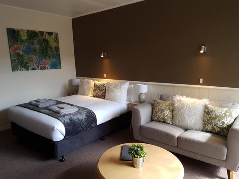 Sandpipers @ Millicent - Lightning Ridge Tourism 0