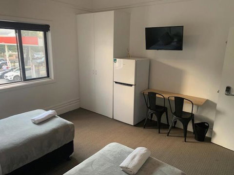 Sandy Bottoms Guesthouse - Lightning Ridge Tourism 1