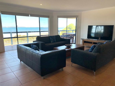 Sandcastle - A Esplanade Place, Stunning Views - Lightning Ridge Tourism 1