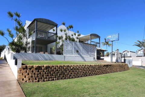 Sandcastles 8 - Lightning Ridge Tourism 0