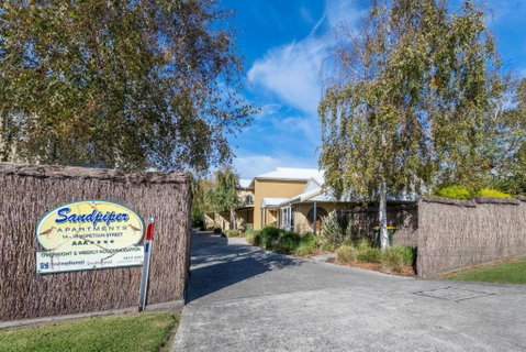 Sandpiper 5 - Close To Town And Beach - Lightning Ridge Tourism 1