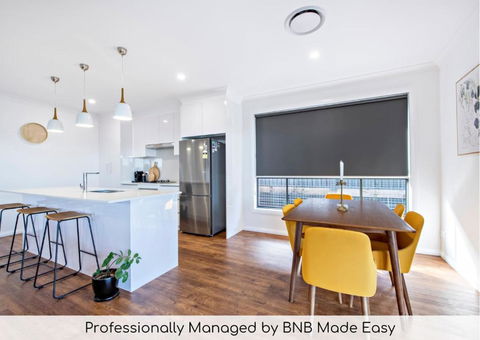 Sandstone - Family Entertainer, Refined Living - Lightning Ridge Tourism 0