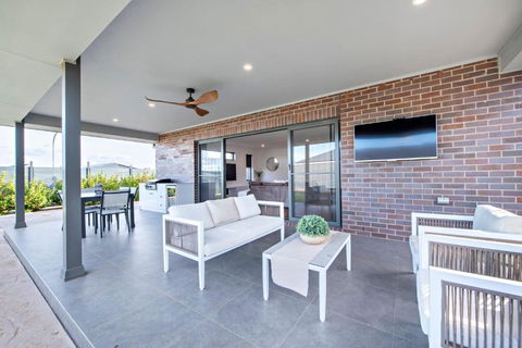 Sandstone - Family Entertainer, Refined Living - Lightning Ridge Tourism 2
