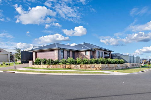 Sandstone - Family Entertainer, Refined Living - Lightning Ridge Tourism 3
