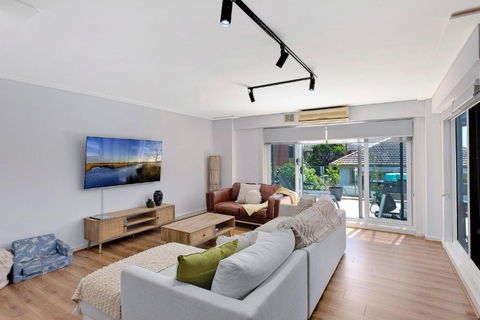 Sandy Cove Apartment The Entrance 8 - Lightning Ridge Tourism 1