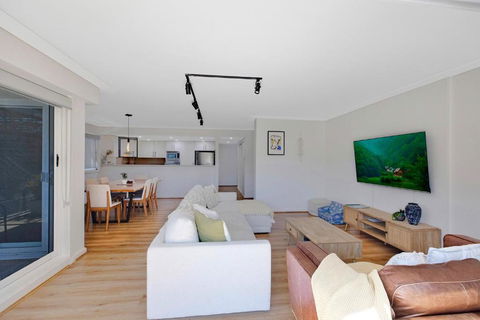 Sandy Cove Apartment The Entrance 8 - Lightning Ridge Tourism 2