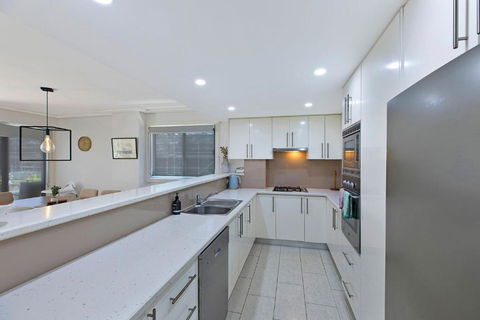 Sandy Cove Apartment The Entrance 8 - Lightning Ridge Tourism 3
