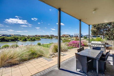 T2 12 Wentworth Pde Hindmarsh Island - No Linen Included - Lightning Ridge Tourism 1