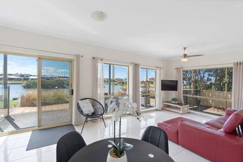 T2 12 Wentworth Pde Hindmarsh Island - No Linen Included - Lightning Ridge Tourism 3