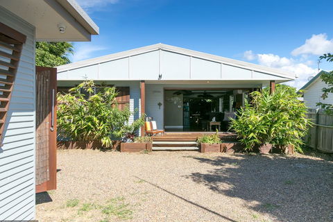 Beachside Cottages - Lightning Ridge Tourism 2
