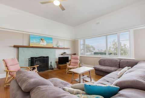 BEACHSIDE GETAWAY - DROMANA - Lightning Ridge Tourism 1