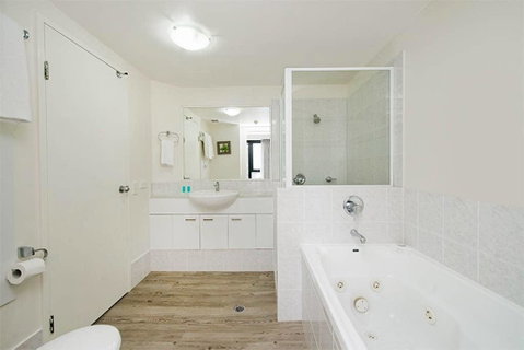 Beachside Neptune Resort Apt Upgraded! - Lightning Ridge Tourism 0