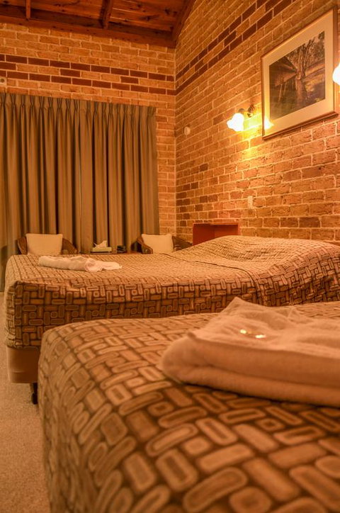 Beenleigh Village Motel - Lightning Ridge Tourism 3