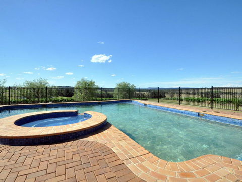 Beggars Bridge Vineyard Homestead W/ Pool + Wifi + Tennis + Vineyard - Lightning Ridge Tourism 0