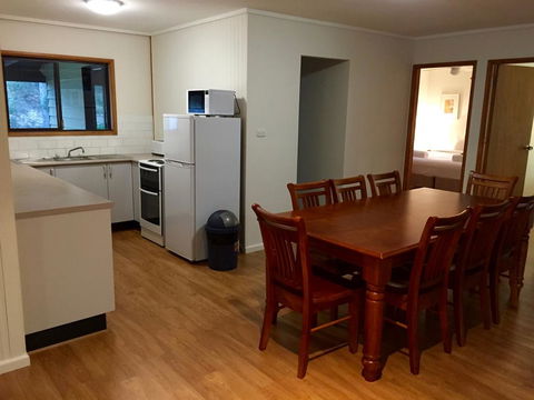 Belford Cottages - Lightning Ridge Tourism 1
