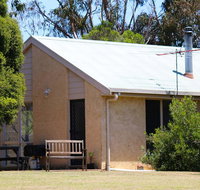 Bells Beach Cottages - Lightning Ridge Tourism