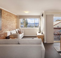 Beloka 9 - Overlooking Lake Jindabyne - Lightning Ridge Tourism