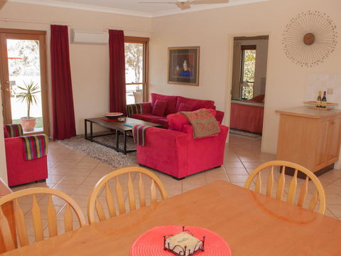 Berenbell Vineyard Retreat - Lightning Ridge Tourism 2