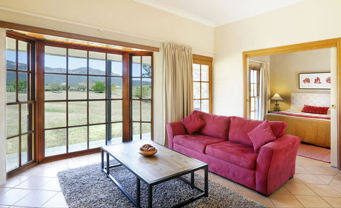 Berenbell Vineyard Retreat - Lightning Ridge Tourism 1