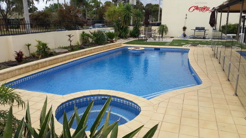 Best Western Chaffey Motor Inn - Lightning Ridge Tourism 1