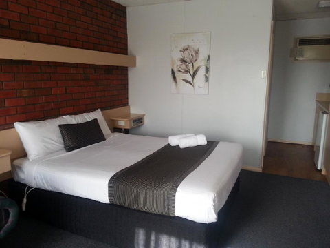 Big Valley Lakeside Paradise Motor Inn - Lightning Ridge Tourism 1