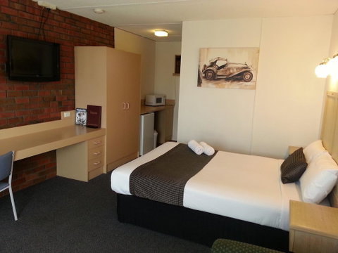 Big Valley Lakeside Paradise Motor Inn - Lightning Ridge Tourism 2