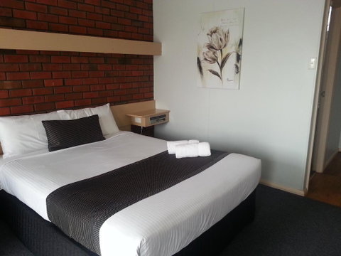 Big Valley Lakeside Paradise Motor Inn - Lightning Ridge Tourism 3