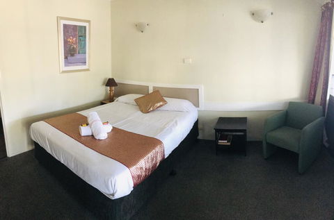 Biloela Centre Motel & Steakhouse Restaurant - Lightning Ridge Tourism 1