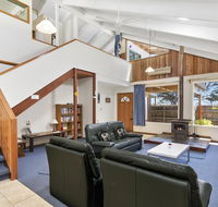 Black Dolphin Waterfront Townhouse - Bay Views - Lightning Ridge Tourism