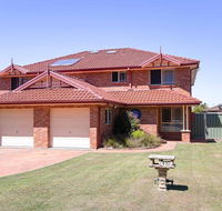 Blue Bay 83a Rocky Point Road - Foxtel  air conditioning downstairs - Lightning Ridge Tourism