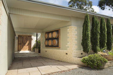 Blue Cliff Retreat - Lightning Ridge Tourism 3