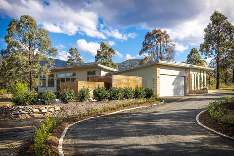 Blue Cliff Retreat - Lightning Ridge Tourism 1