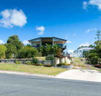Blue Water Retreat - Upstairs  Downstairs - Lightning Ridge Tourism