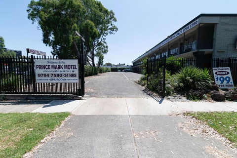 The Prince Mark Motel - Lightning Ridge Tourism 3