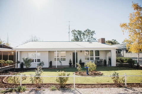 White On Wright Clare - Lightning Ridge Tourism 1