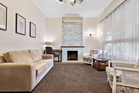 White On Wright Clare - Lightning Ridge Tourism 3