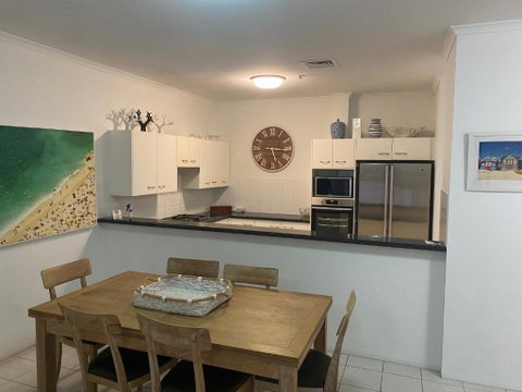 Xanadu Resort - Lightning Ridge Tourism 1