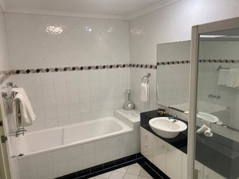 Xanadu Resort - Lightning Ridge Tourism 2