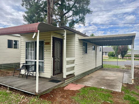Young Caravan And Tourist Park - Lightning Ridge Tourism 1